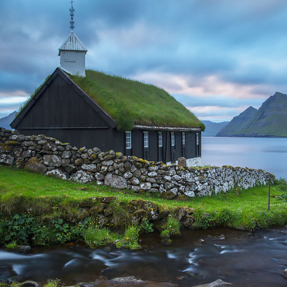 美如童話故事！斯堪地那維亞式的綠屋頂