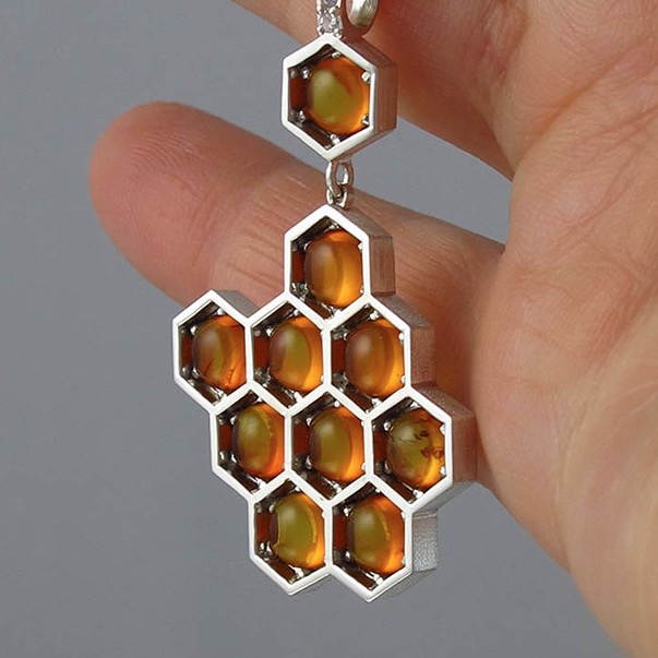 取之自然！以蜜蜂為設計靈感的珠寶首飾